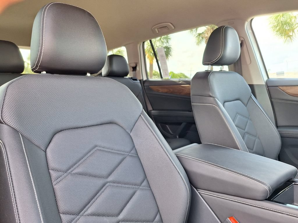 Used 2025 Volkswagen Atlas SE FWD image 29