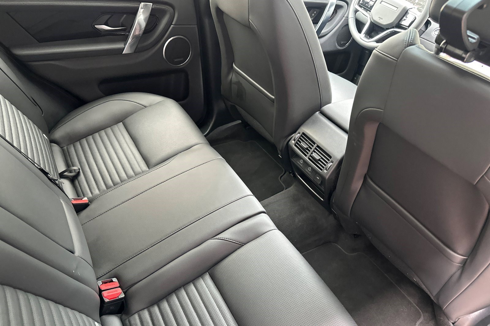 Used 2025 Land Rover Discovery Sport S image 30