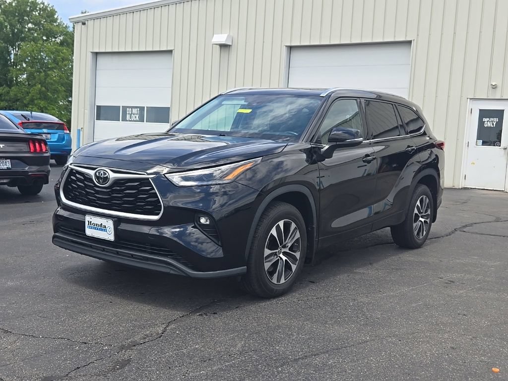 Used 2021 Toyota Highlander XLE AWD/4WD image 3