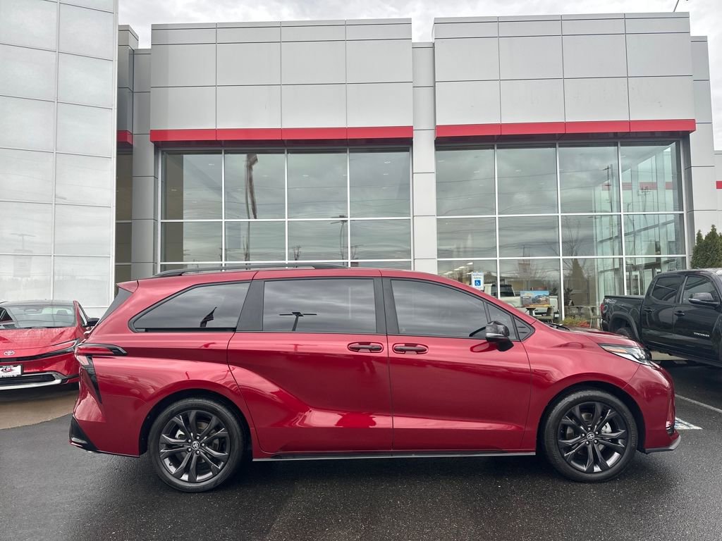 Used 2025 Toyota Sienna XSE w/ XSE Premium Package image 2