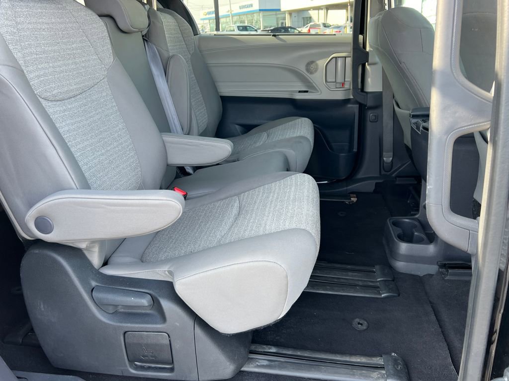 Used 2024 Toyota Sienna LE image 12
