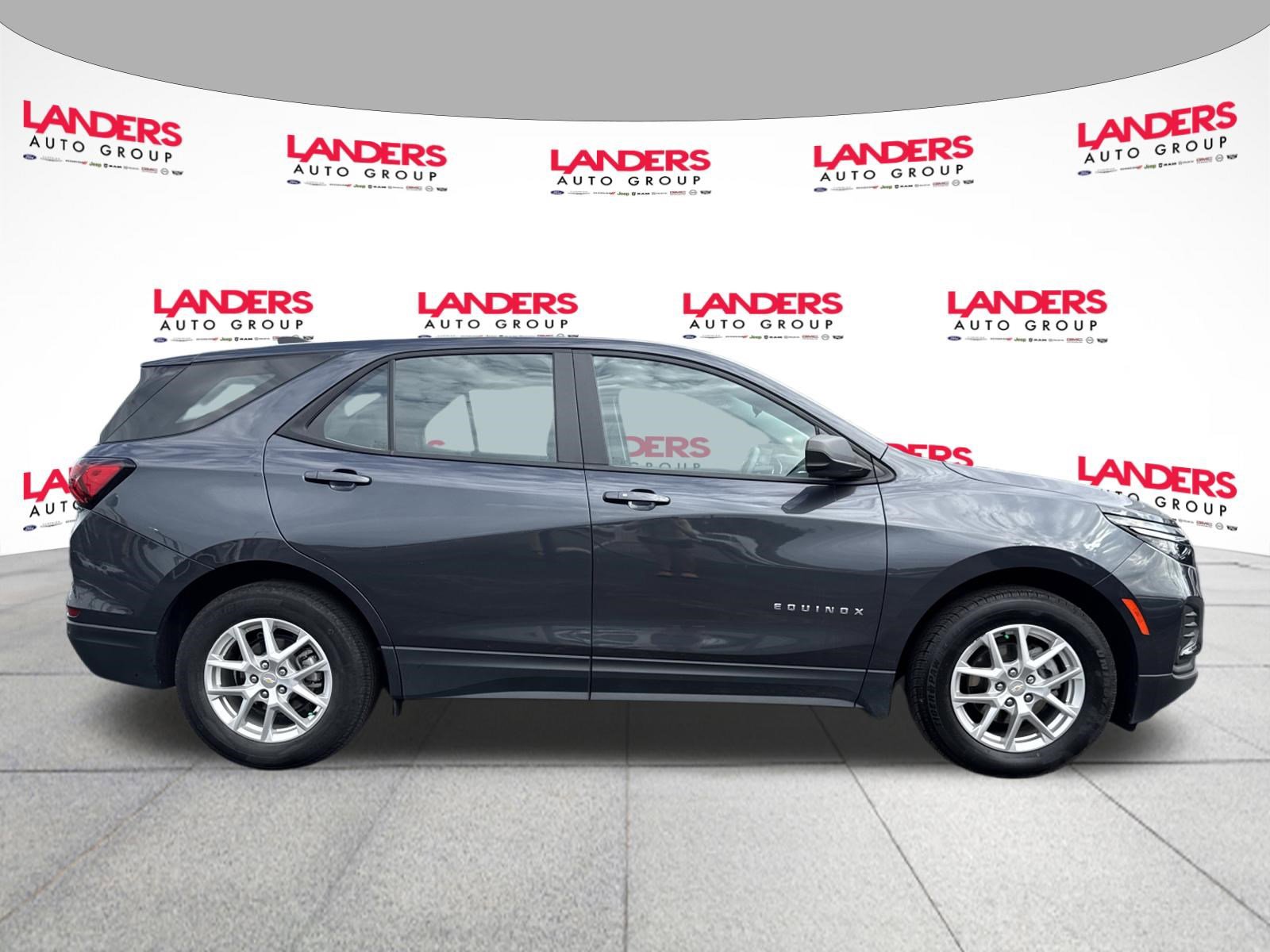 Used 2022 Chevrolet Equinox LS FWD image 2
