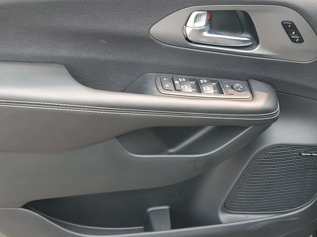 New 2027 Chrysler Pacifica Limited w/ Family Tech Group AWD/4WD image 16