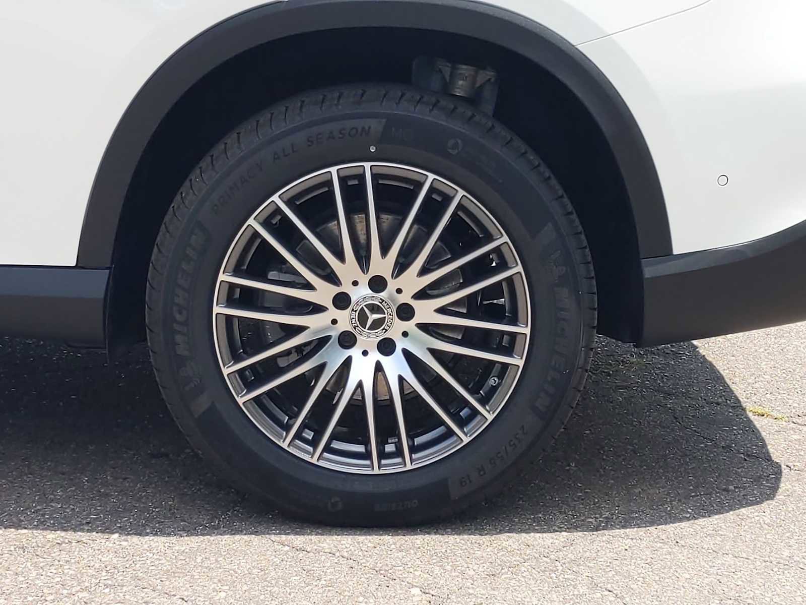 Used 2025 Mercedes-Benz GLC 300 4MATIC image 13