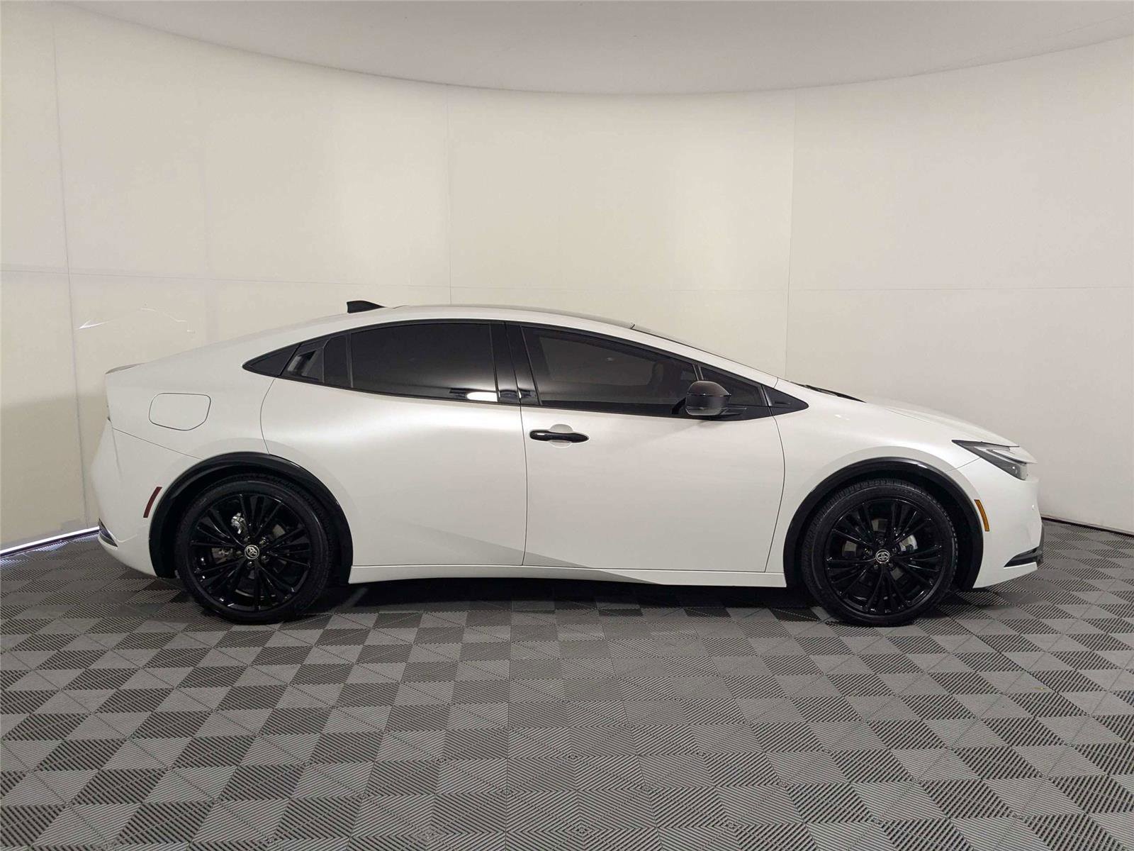 Used 2026 Toyota Prius Plug-In Hybrid FWD image 5