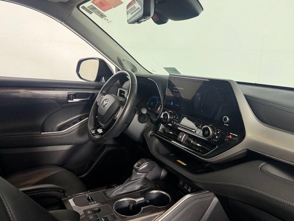 Used 2024 Toyota Highlander Platinum FWD image 28