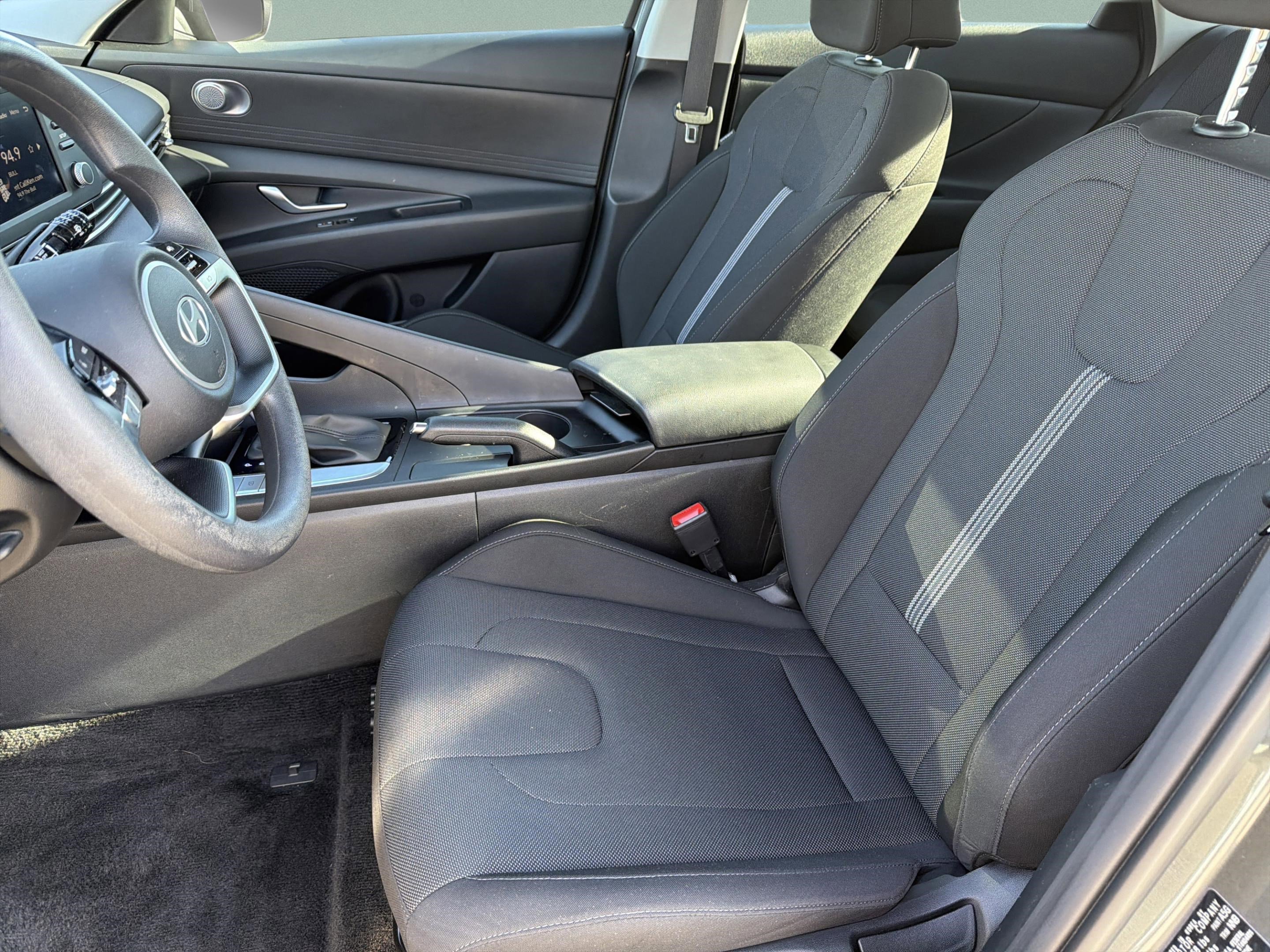 Used 2025 Hyundai Elantra SE image 24