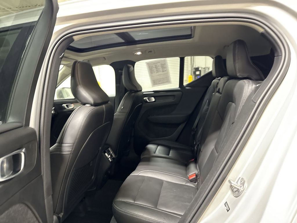 Used 2024 Volvo XC40 B5 Plus image 23