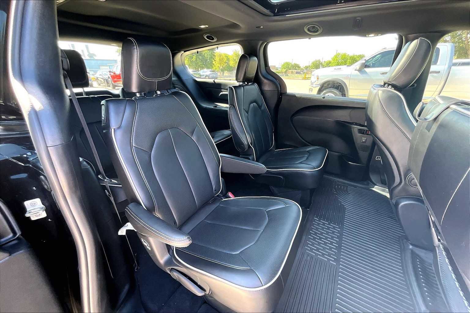 Used 2023 Chrysler Pacifica Limited w/ S Appearance Package image 20