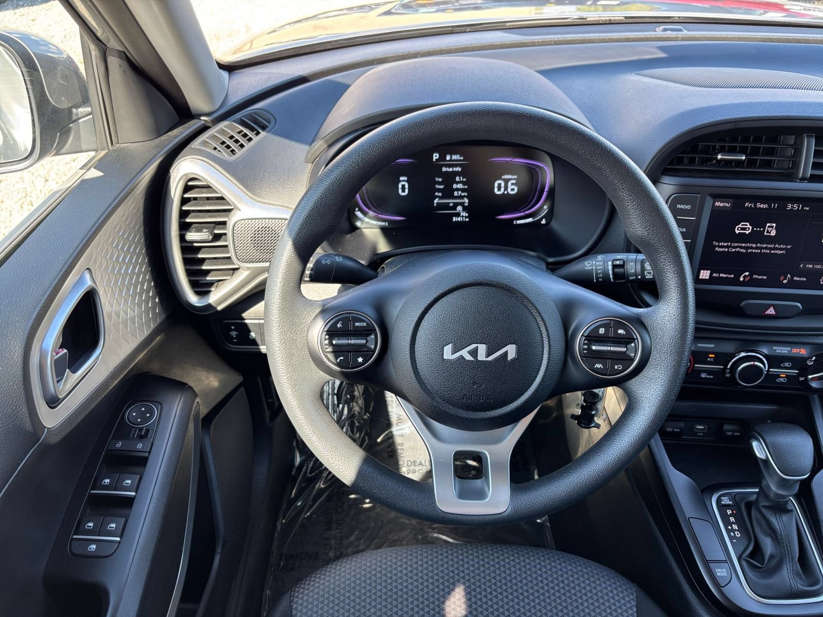 Used 2025 Kia Soul LX w/ LX Technology Package FWD image 32