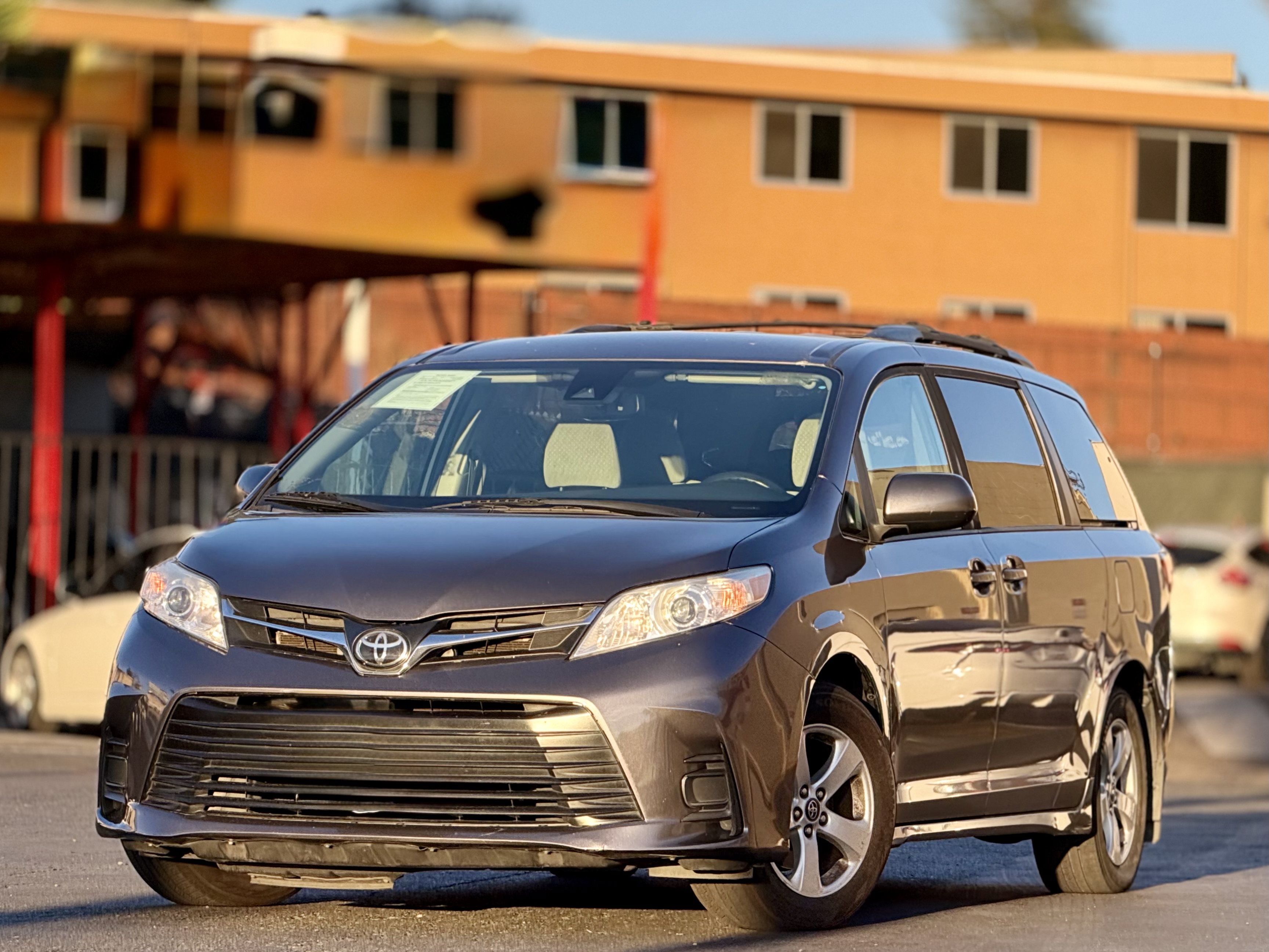 Used 2019 Toyota Sienna LE w/ Carpet Mat Package FWD image 1