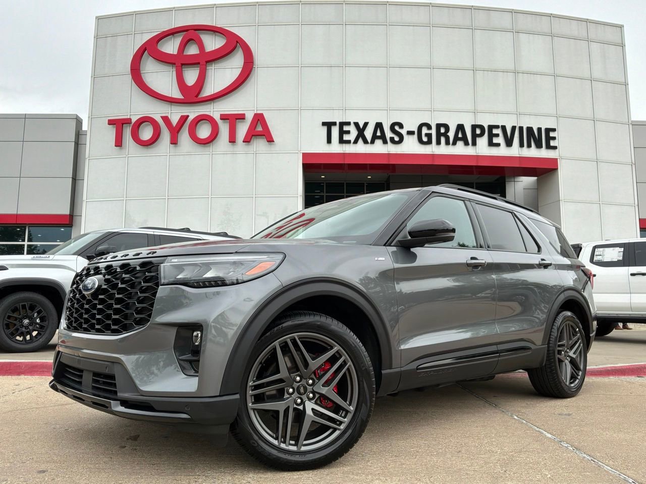 Used 2025 Ford Explorer ST-Line w/ ST-Line Street Pack AWD/4WD image 2