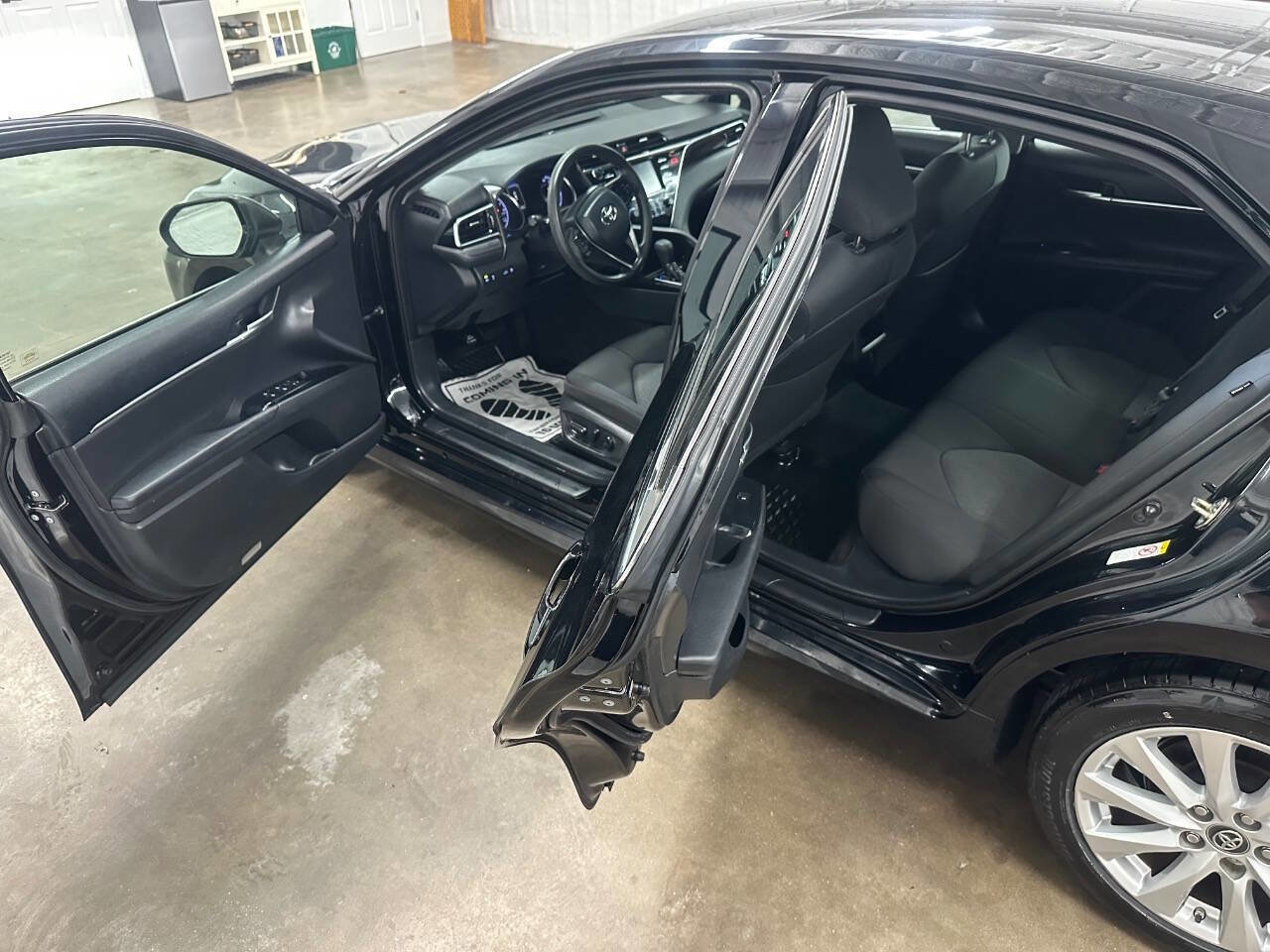 Used 2018 Toyota Camry LE image 18