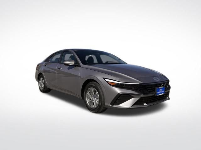 Used 2025 Hyundai Elantra SE FWD image 3