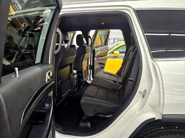 Used 2020 Jeep Grand Cherokee Laredo image 30