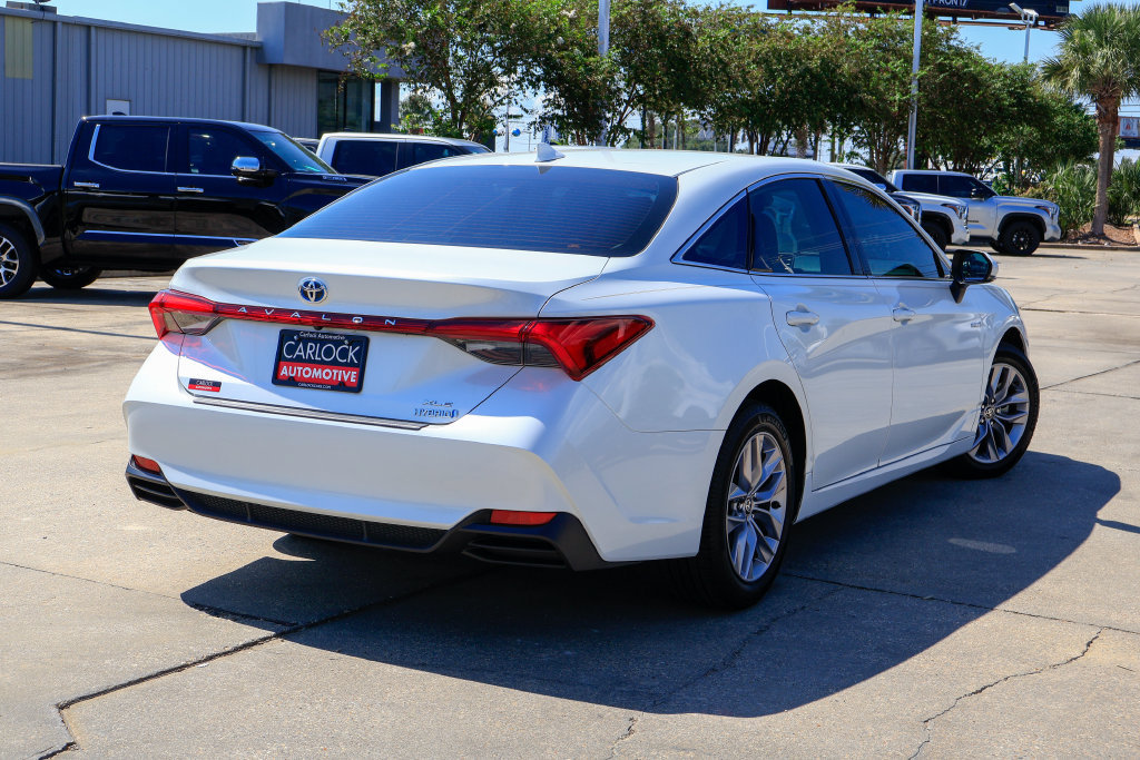 Used 2021 Toyota Avalon XLE w/ Moonroof Package FWD image 3