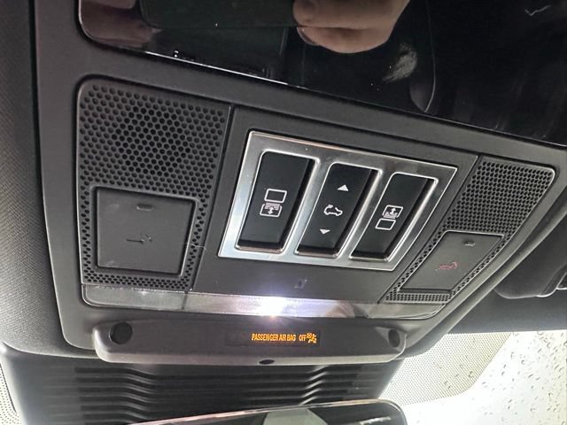 Used 2024 Land Rover Discovery Metropolitan Edition AWD/4WD image 32