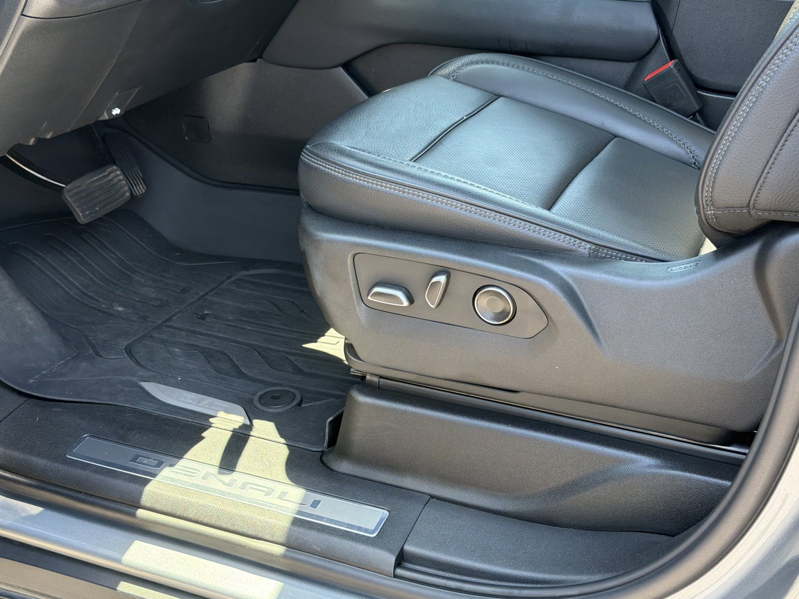 Used 2024 GMC Yukon Denali w/ Max Trailering Package AWD/4WD image 15