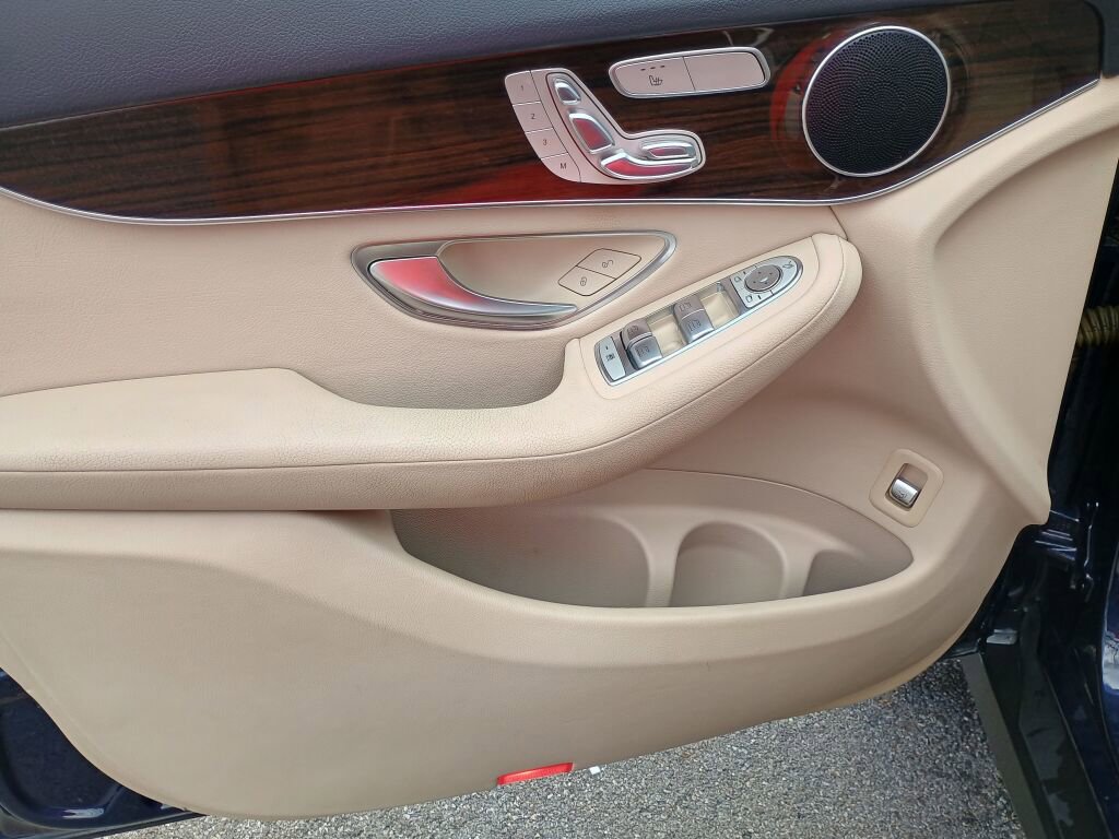 Used 2017 Mercedes-Benz GLC 300 4MATIC image 6