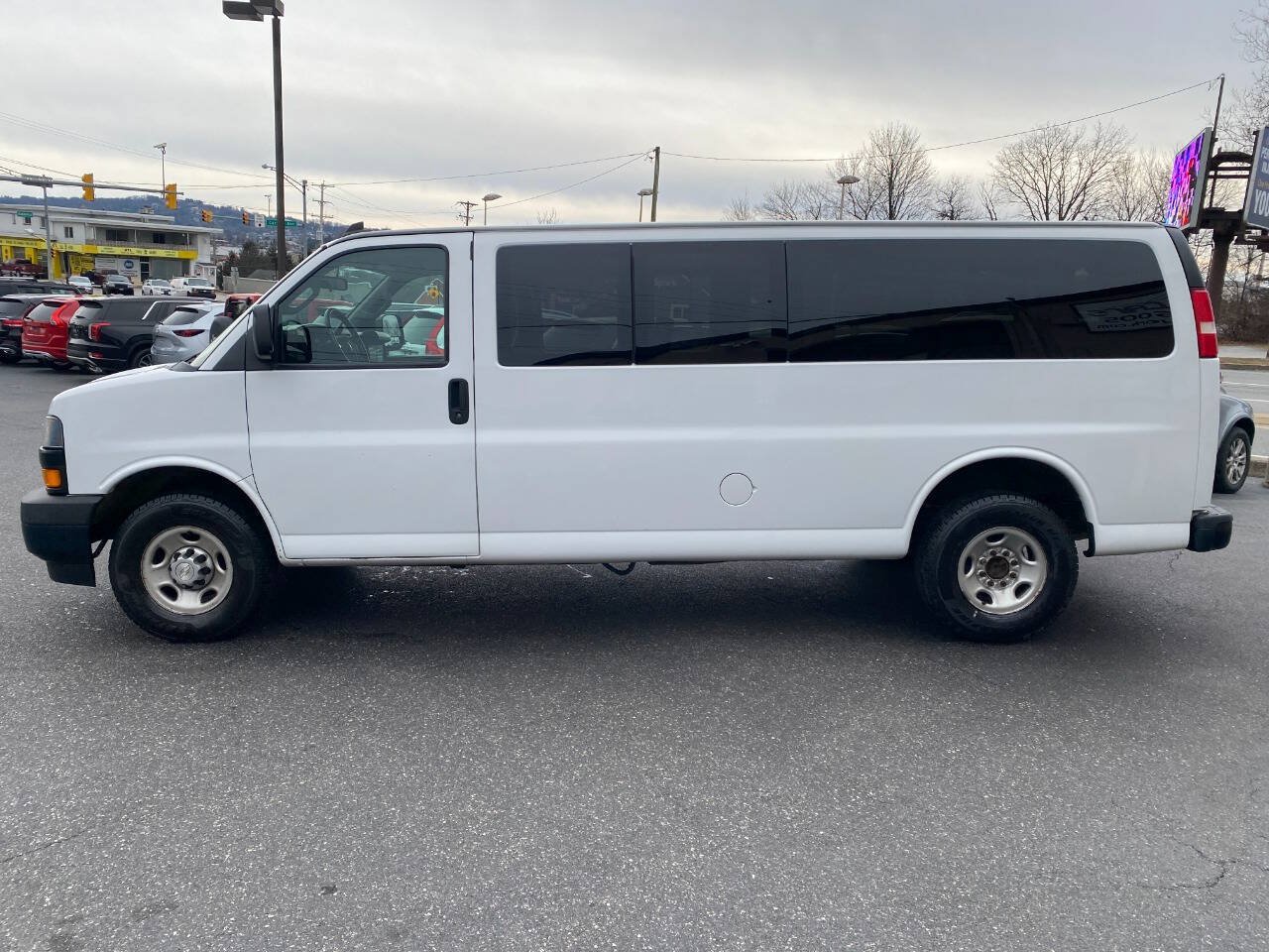 Used 2018 Chevrolet Express 3500 LS RWD image 6