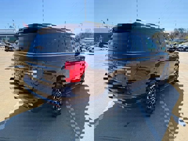 Used 2024 Ford Expedition Max XLT image 5