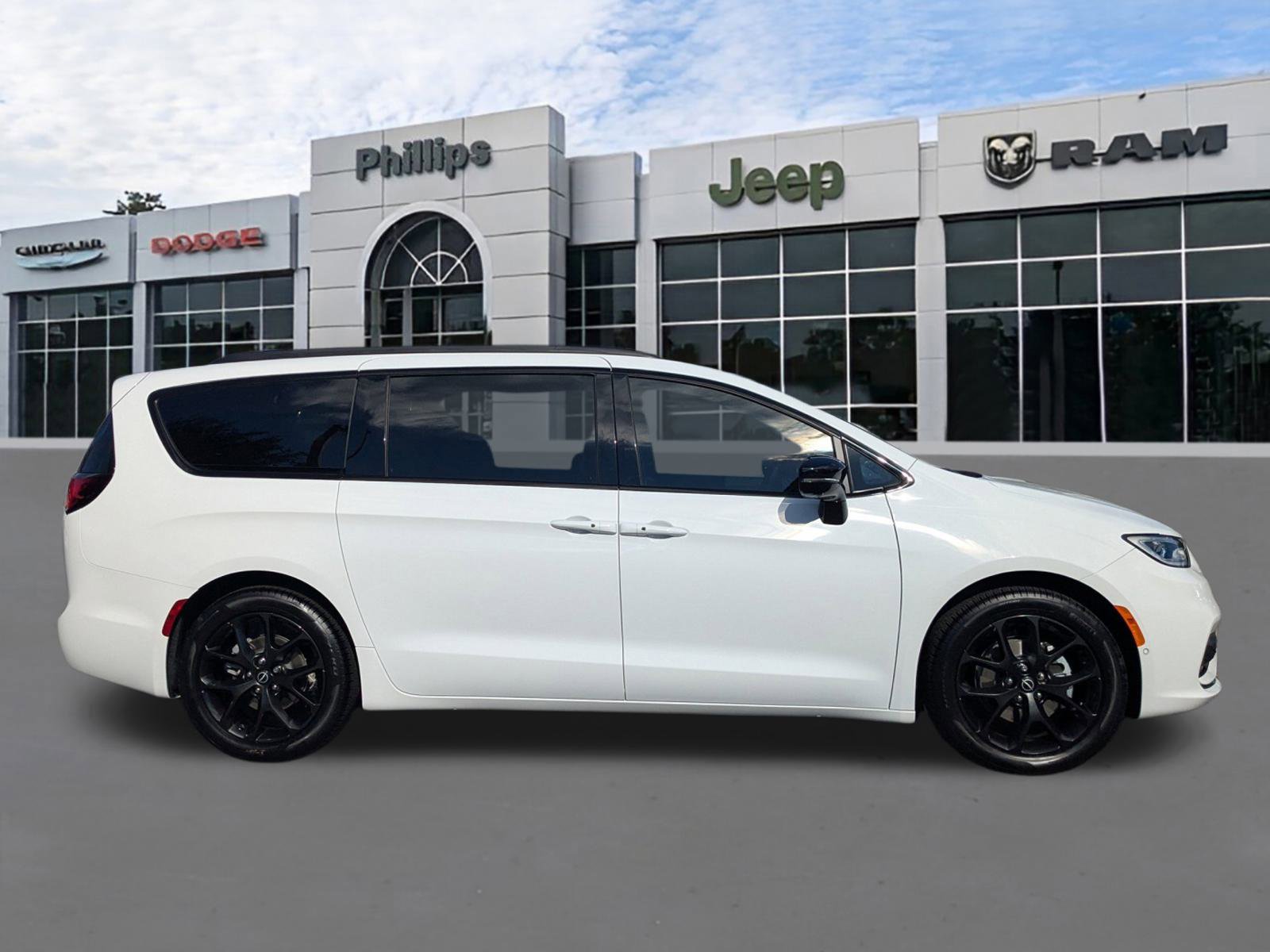 New 2026 Chrysler Pacifica Limited w/ S Appearance Package image 2