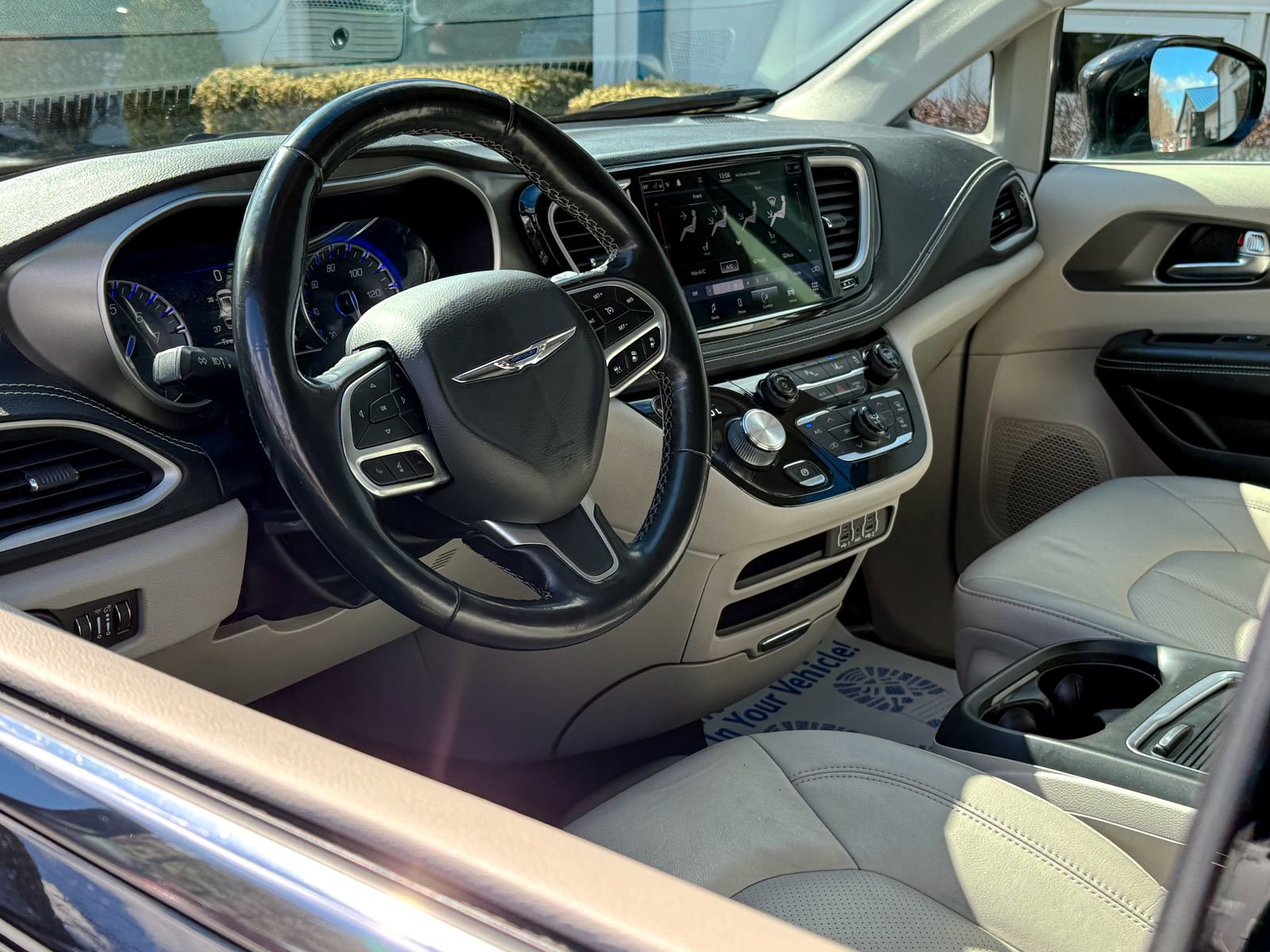 Used 2021 Chrysler Pacifica Touring-L image 16