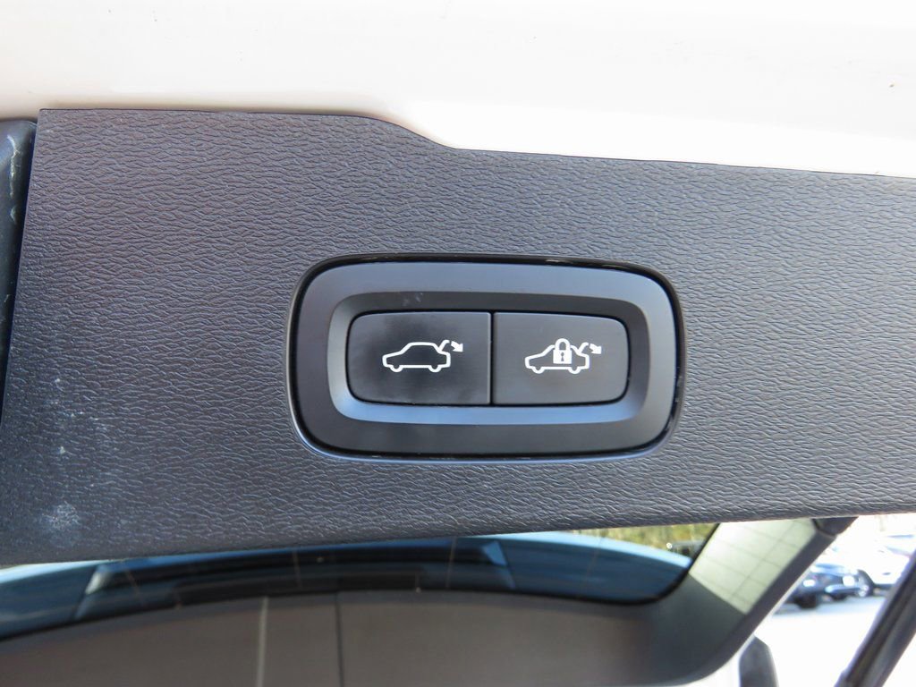 Used 2022 Volvo V60 T5 Cross Country w/ Climate Package image 17
