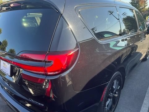 Used 2025 Chrysler Pacifica Limited FWD image 4