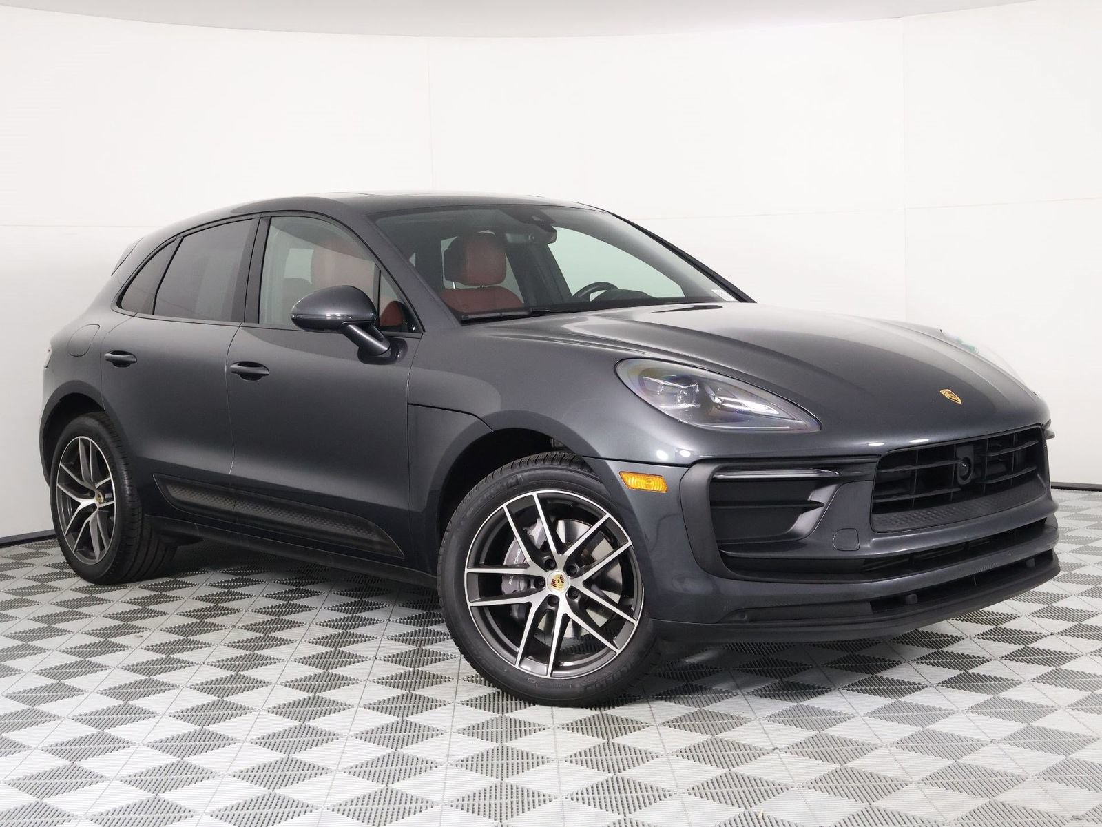Certified 2024 Porsche Macan AWD/4WD image 9