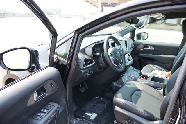 New 2025 Chrysler Pacifica Select image 10