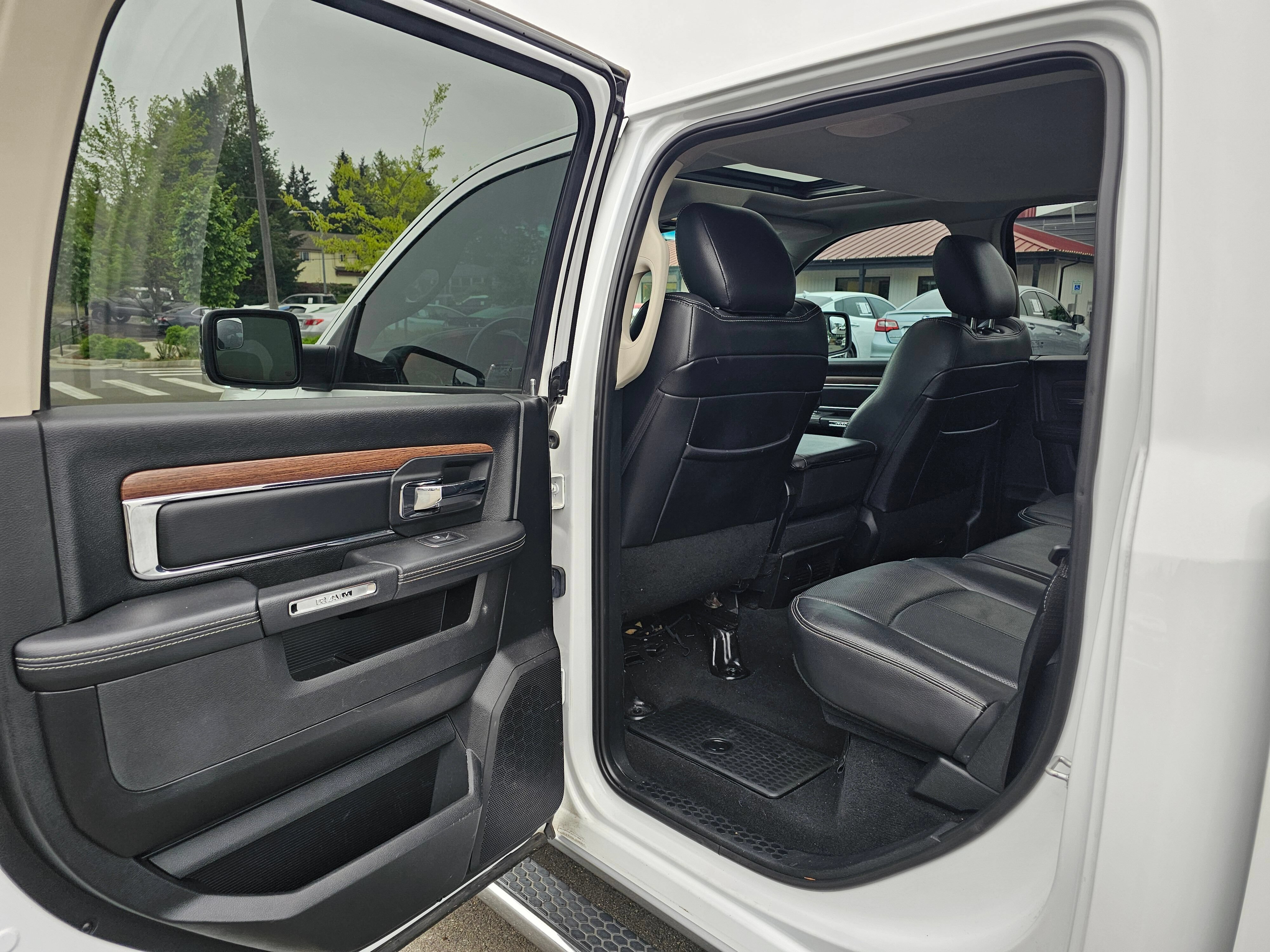 Used 2018 RAM 1500 Laramie AWD/4WD image 30