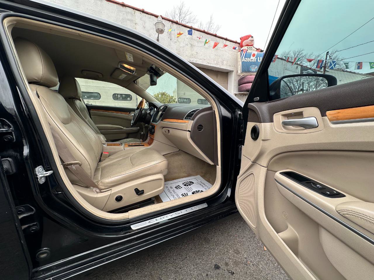 Used 2014 Chrysler 300 C image 43