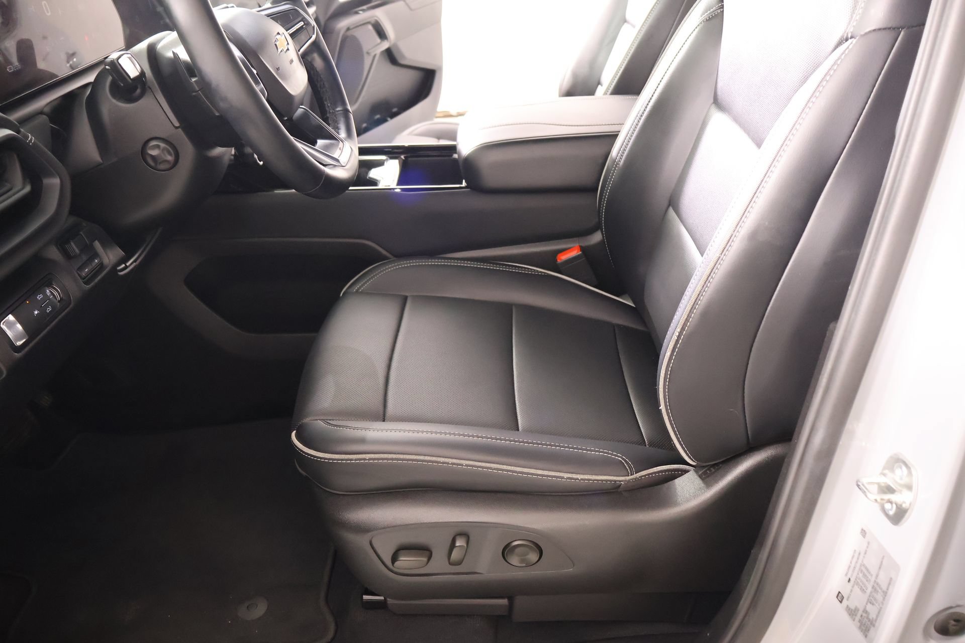 Used 2025 Chevrolet Silverado EV LT AWD/4WD image 12