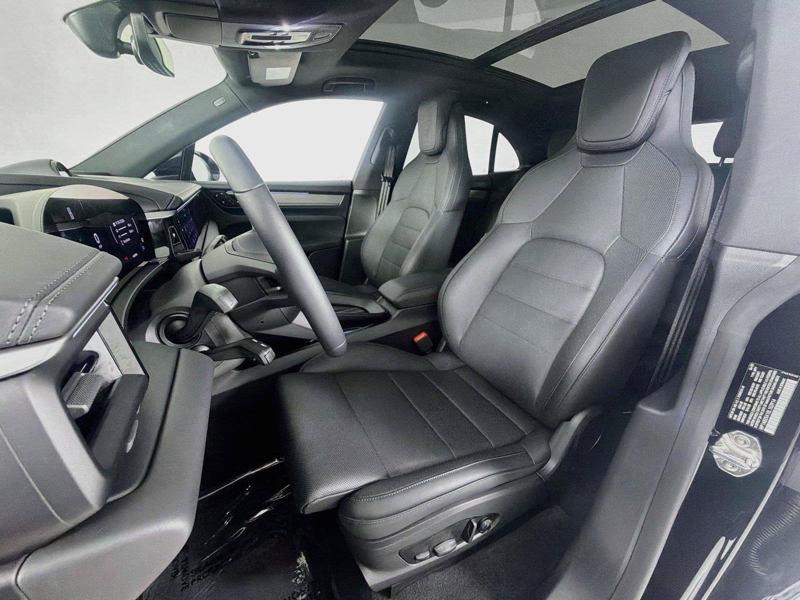 Certified 2025 Porsche Macan 4S Electric AWD/4WD image 5