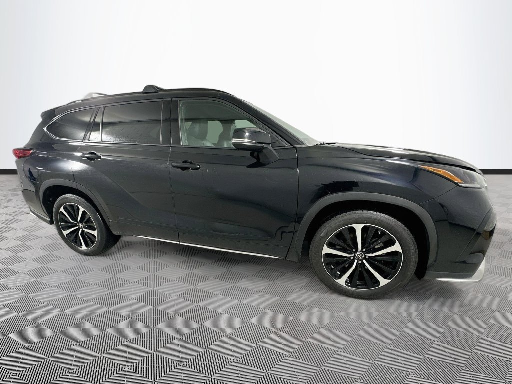 Used 2021 Toyota Highlander XSE AWD/4WD image 8