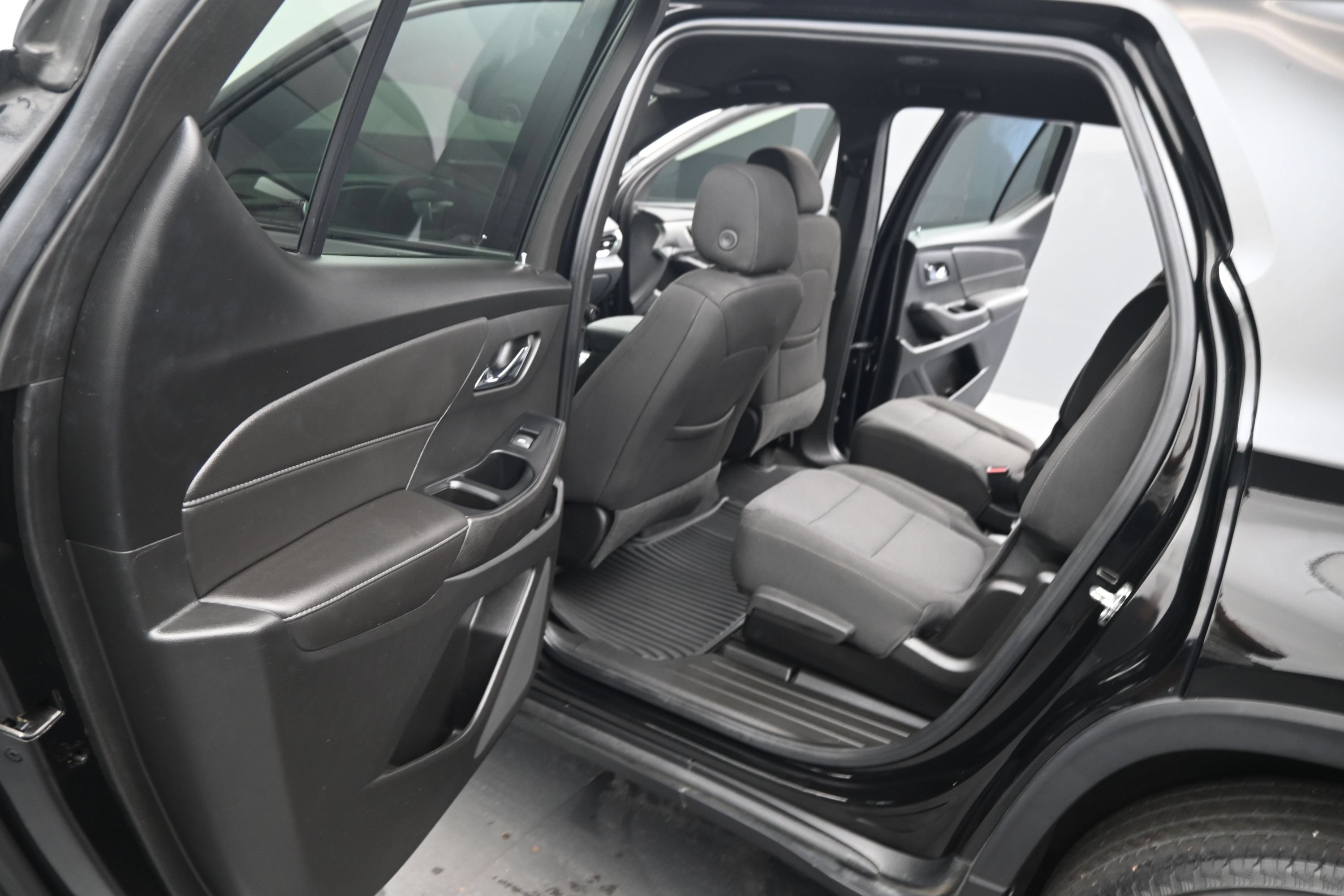 Used 2023 Chevrolet Traverse LT FWD image 17