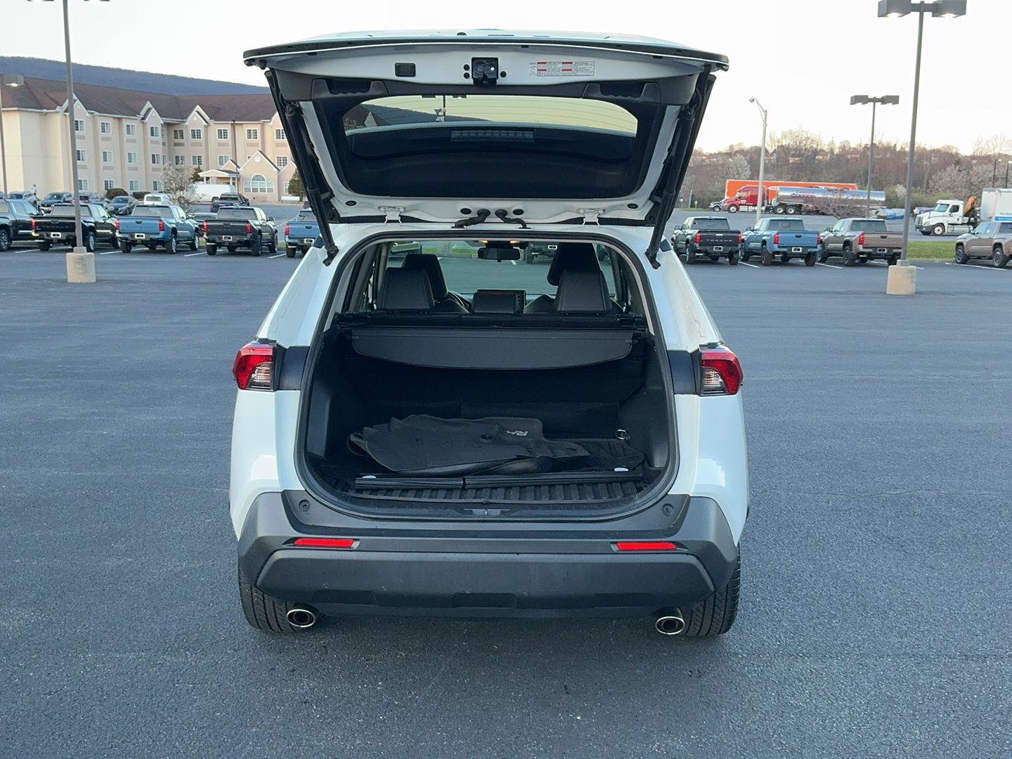 Used 2020 Toyota RAV4 XLE Premium AWD/4WD image 31
