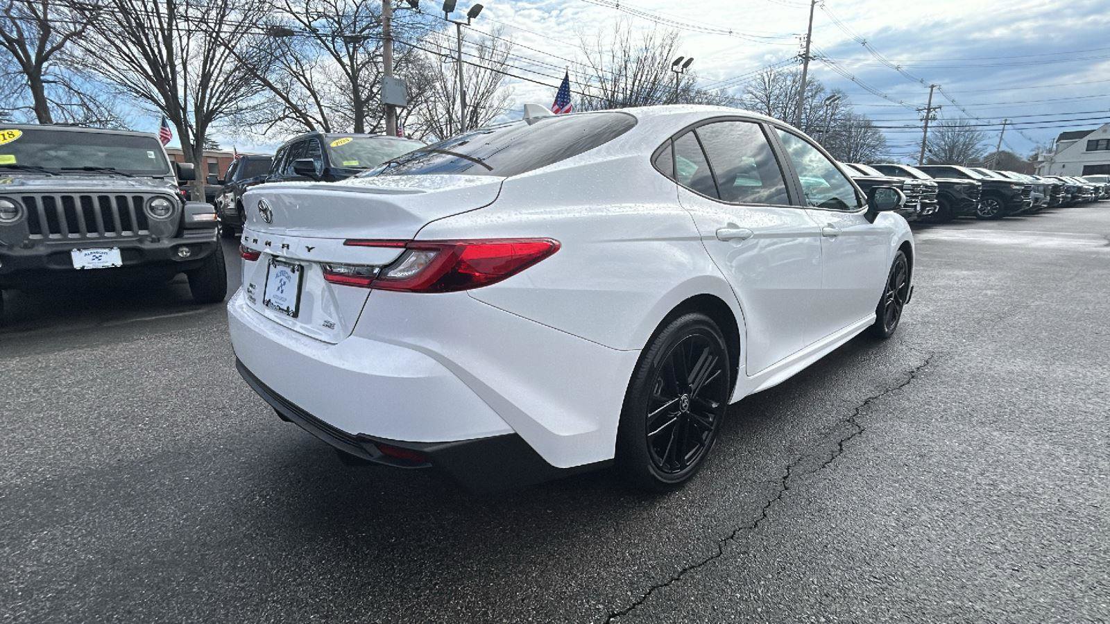 Used 2025 Toyota Camry SE w/ Convenience Package image 10