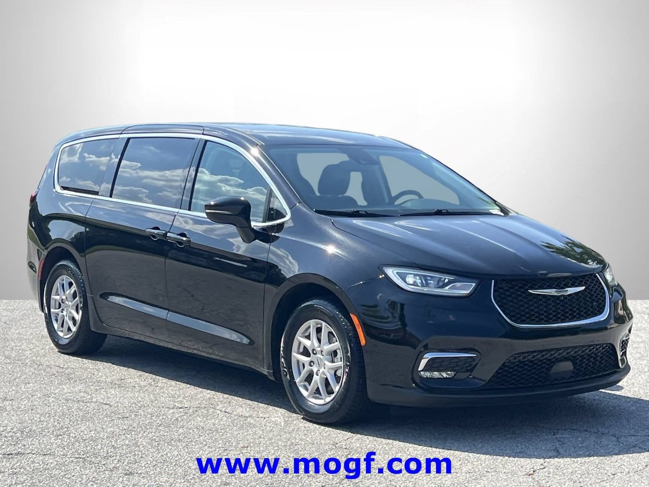 Used 2024 Chrysler Pacifica Touring-L FWD image 4