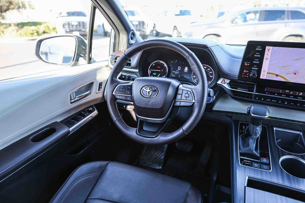 Certified 2024 Toyota Sienna Platinum AWD/4WD image 6