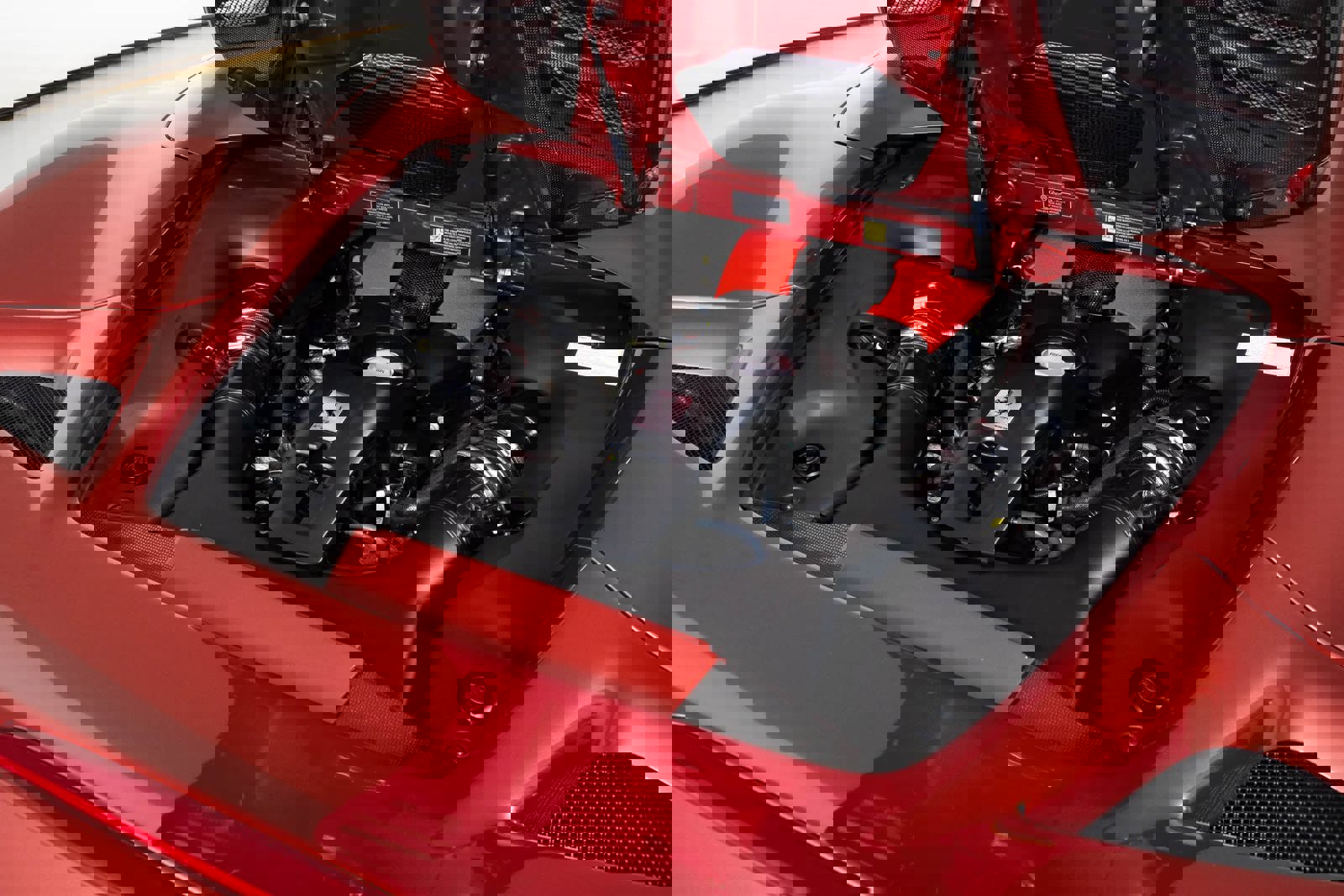 Used 2023 Ferrari F8 Spider image 18