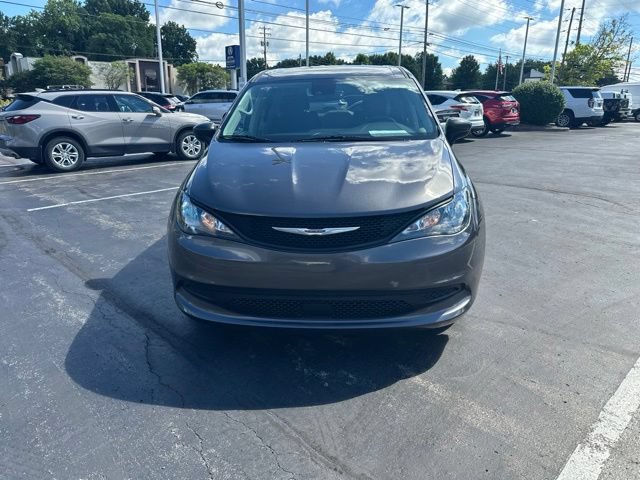 Used 2023 Chrysler Voyager LX FWD image 2