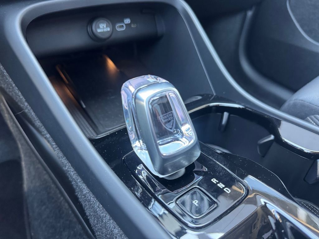 Used 2025 Volvo XC40 B5 Plus AWD/4WD image 19