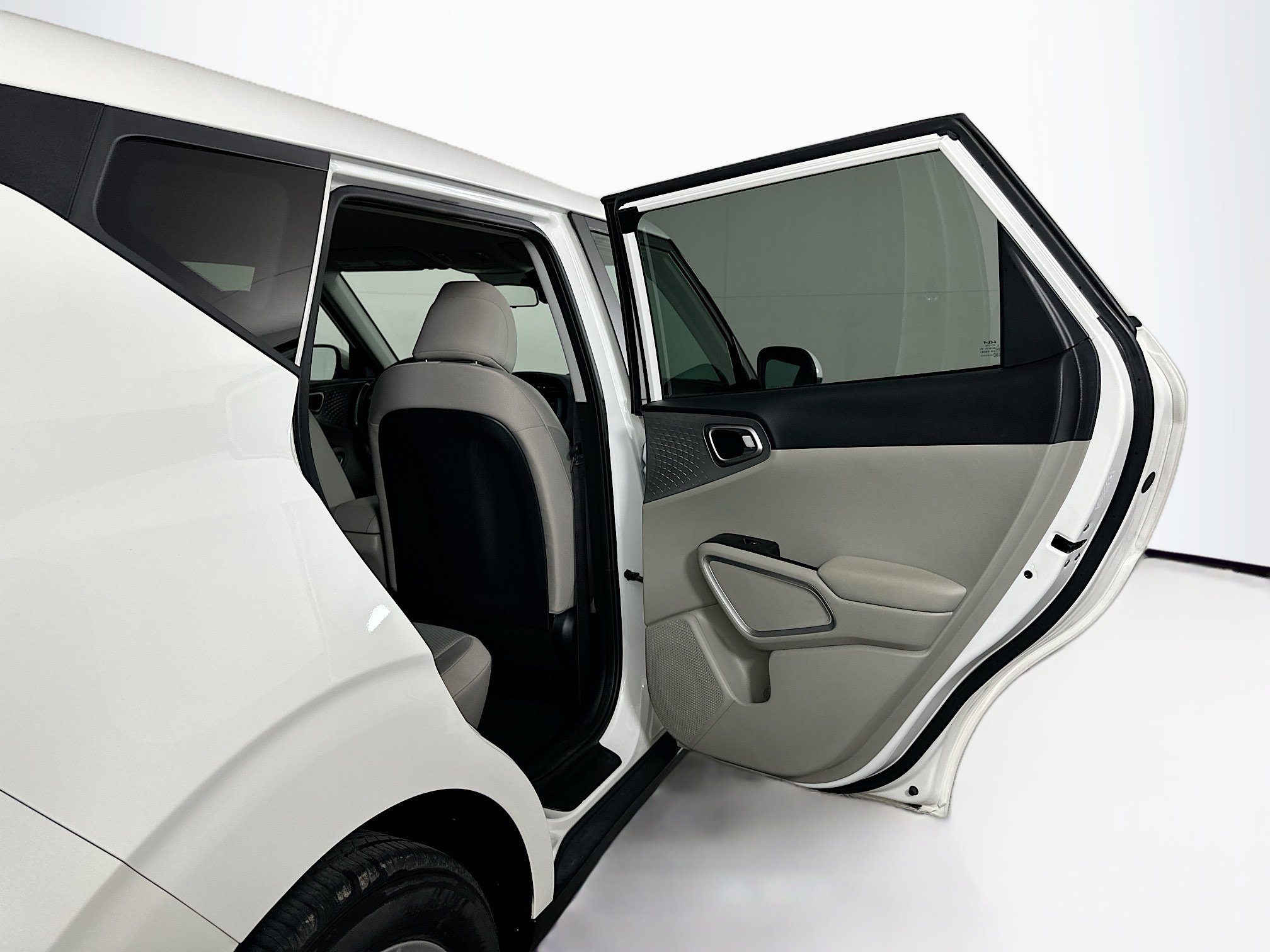 Used 2025 Kia Soul LX w/ LX Technology Package FWD image 28