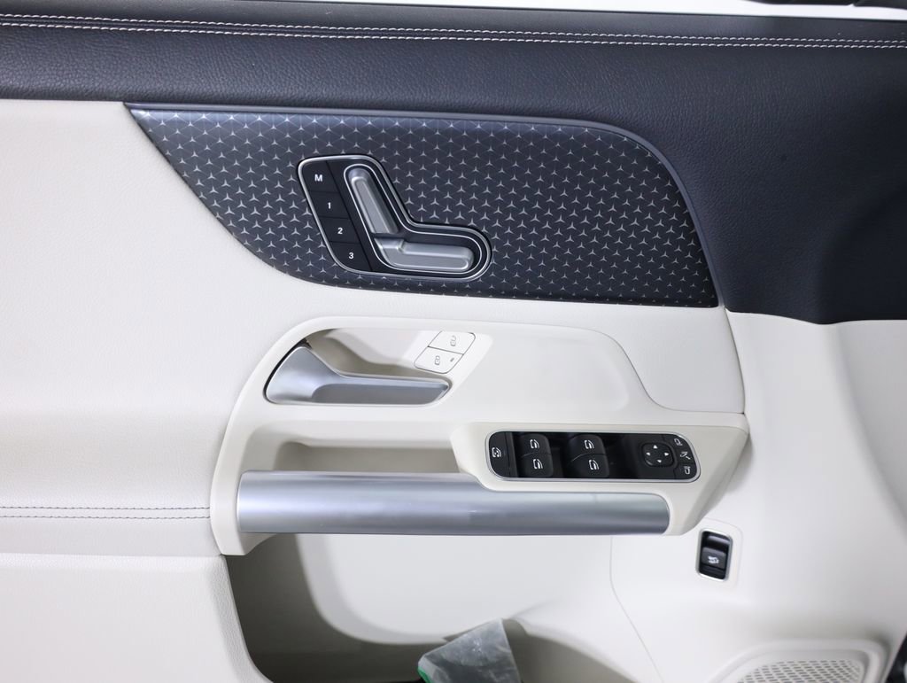 Used 2025 Mercedes-Benz GLA 250 4MATIC image 9