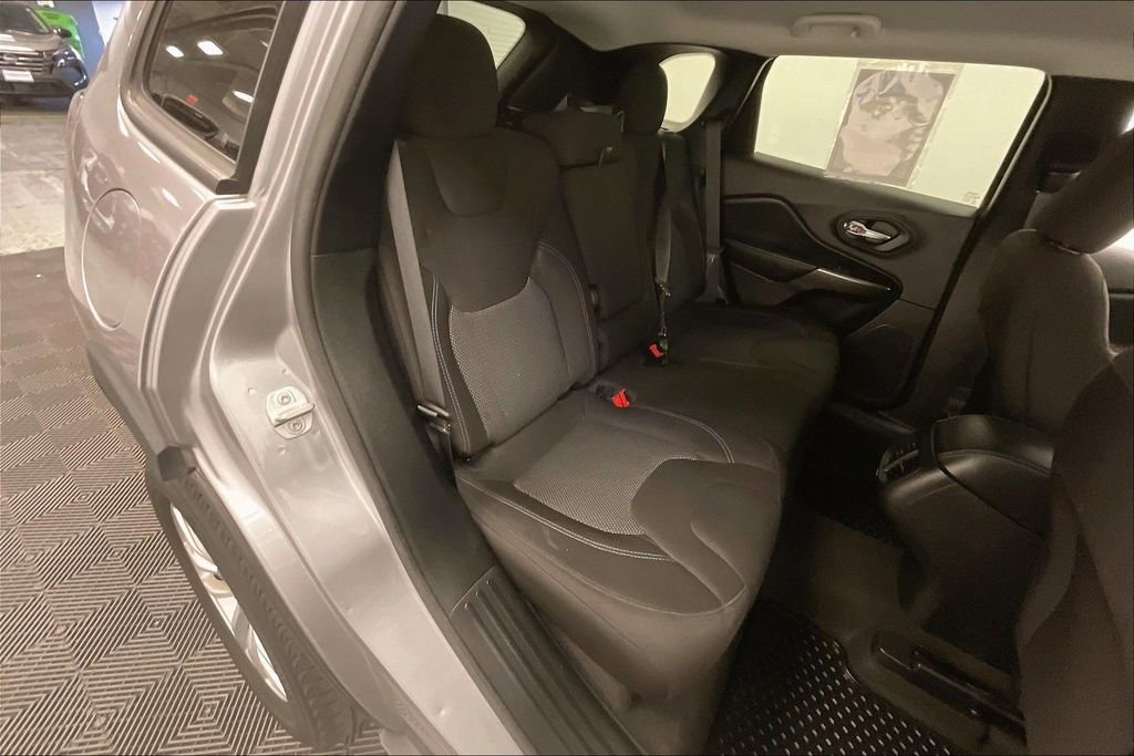 Used 2020 Jeep Cherokee Latitude w/ Cold Weather Group image 16