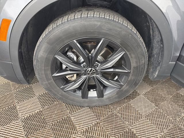 Used 2024 Volkswagen Tiguan SE image 32