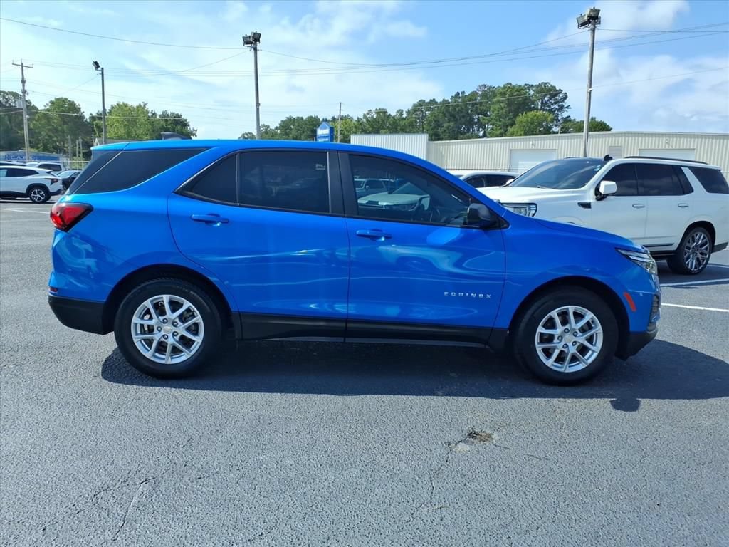 Used 2024 Chevrolet Equinox LS w/ LS Convenience Package FWD image 2