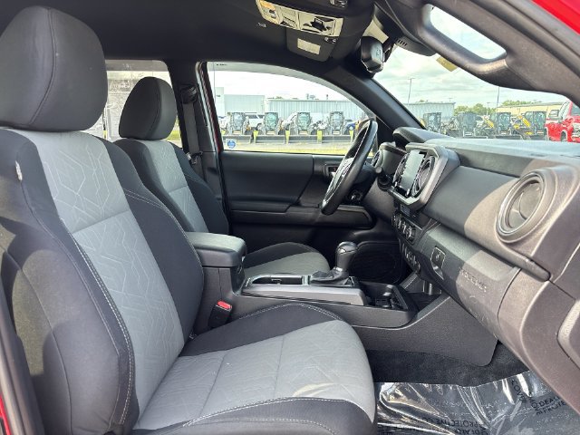 Used 2022 Toyota Tacoma TRD Off-Road AWD/4WD image 19